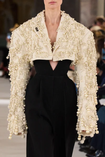 Look 18